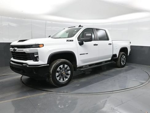 Used 2024 Chevrolet Silverado 2500 Custom w/ Custom Value Package AWD/4WD image 8