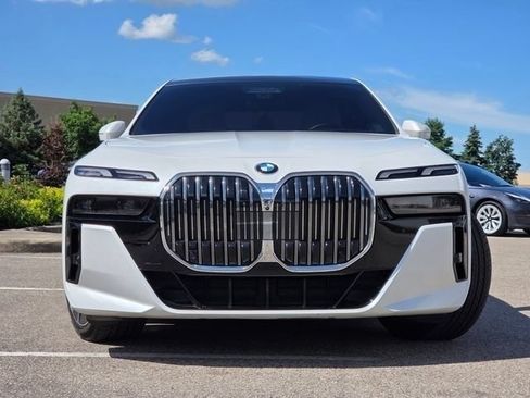 Used 2025 BMW 760i xDrive w/ Executive Package AWD/4WD image 3