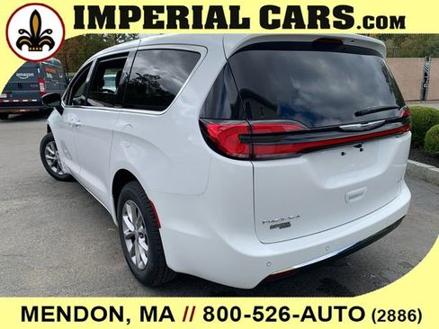 New 2026 Chrysler Pacifica Select image 10