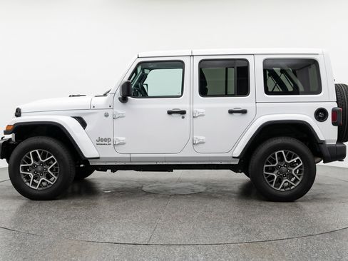 Used 2025 Jeep Wrangler Unlimited Sahara AWD/4WD image 5