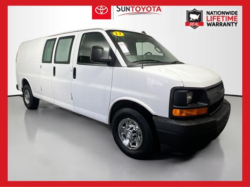 Used 2017 Chevrolet Express 3500 Extended image 1
