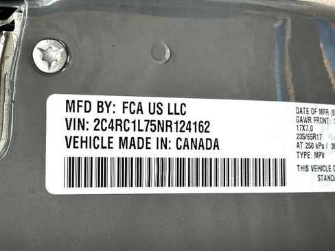 Used 2022 Chrysler Pacifica Touring-L w/ Uconnect Theater Family Group image 33