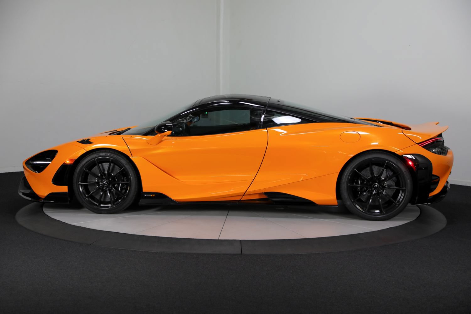 Used 2021 McLaren 765LT RWD image 9