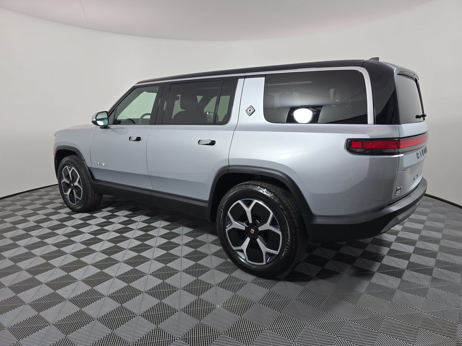 Used 2024 Rivian R1S Adventure Dual AWD/4WD image 3