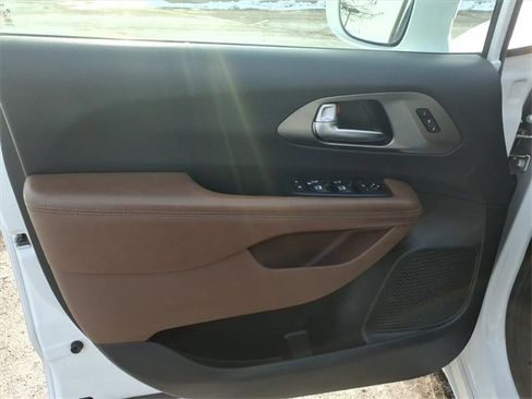 Used 2019 Chrysler Pacifica Limited w/ Advanced Safetytec Group image 8
