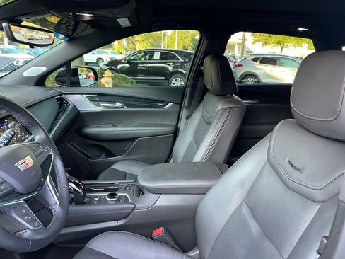 Used 2025 Cadillac XT5 Premium Luxury w/ LPO, ONYX Package FWD image 10