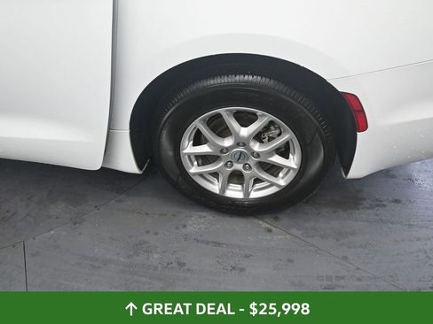 Used 2024 Chrysler Pacifica Touring-L image 20