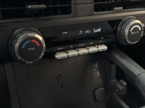 Used 2025 Toyota Tacoma SR5 AWD/4WD image 21