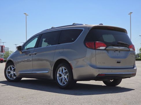 Used 2017 Chrysler Pacifica Touring-L Plus w/ Tire & Wheel Group FWD image 15