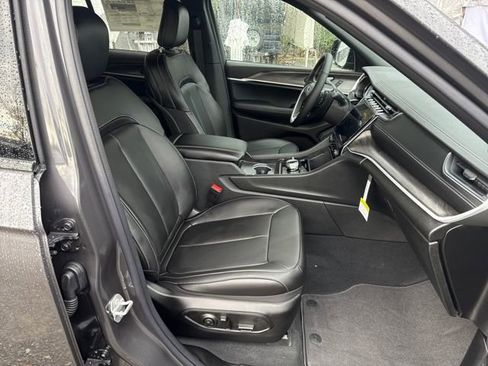 New 2025 Jeep Grand Cherokee Limited w/ Black Appearance Package image 9