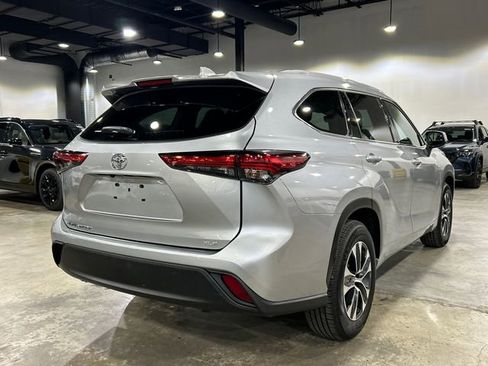 Used 2022 Toyota Highlander XLE FWD image 2