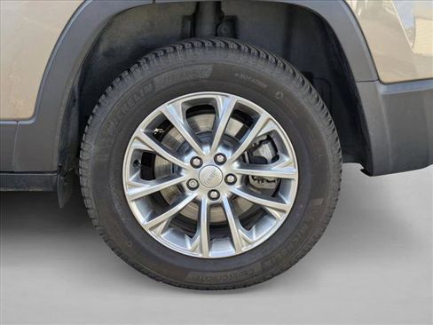 Used 2019 Jeep Cherokee Latitude Plus w/ Comfort/Convenience Group image 22