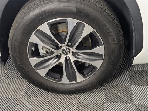 Used 2023 Toyota Highlander XLE image 8