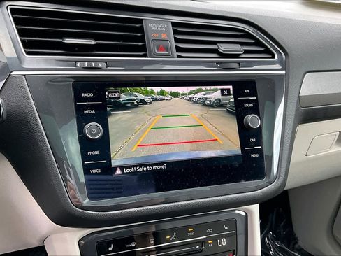 Used 2023 Volkswagen Tiguan SE w/ Panoramic Sunroof Package FWD image 28