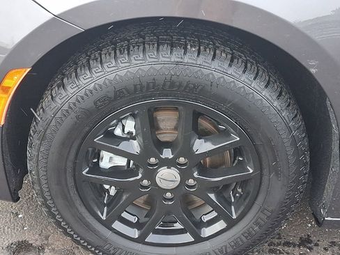 Used 2023 Chrysler Pacifica Touring-L image 12