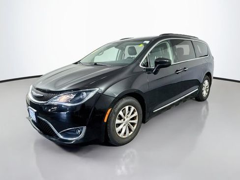 Used 2017 Chrysler Pacifica Touring-L FWD image 2