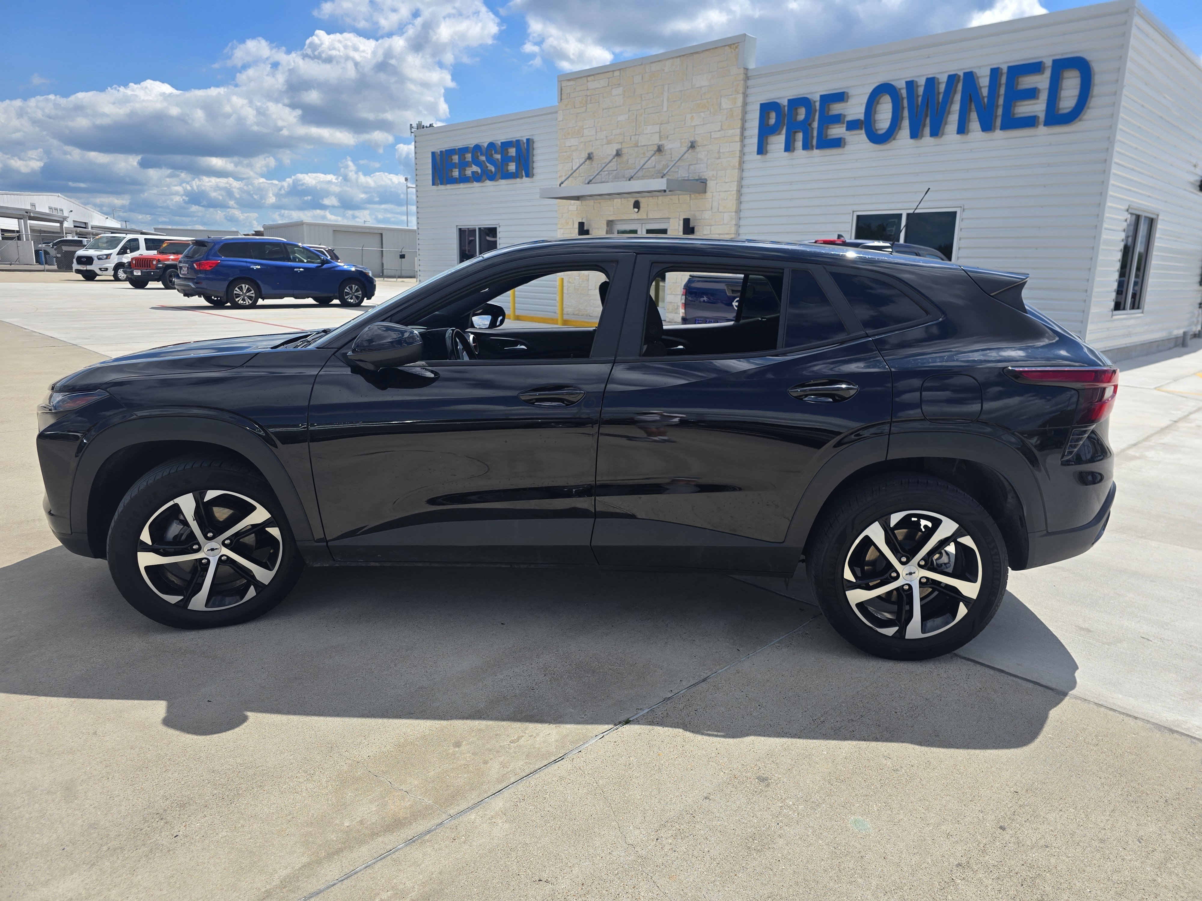 Used 2025 Chevrolet Trax RS w/ Driver Confidence Package FWD image 3