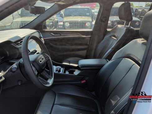 Used 2024 Jeep Grand Cherokee Limited w/ Luxury Tech Group II AWD/4WD image 9