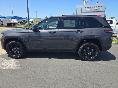 New 2025 Jeep Grand Cherokee Altitude image 20