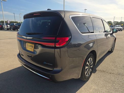 Used 2023 Chrysler Pacifica Touring-L FWD image 3