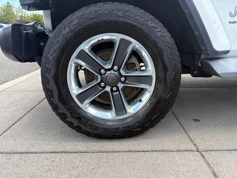 Used 2018 Jeep Wrangler Unlimited Sahara AWD/4WD image 11