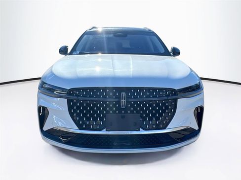 Used 2024 Lincoln Nautilus Reserve image 2