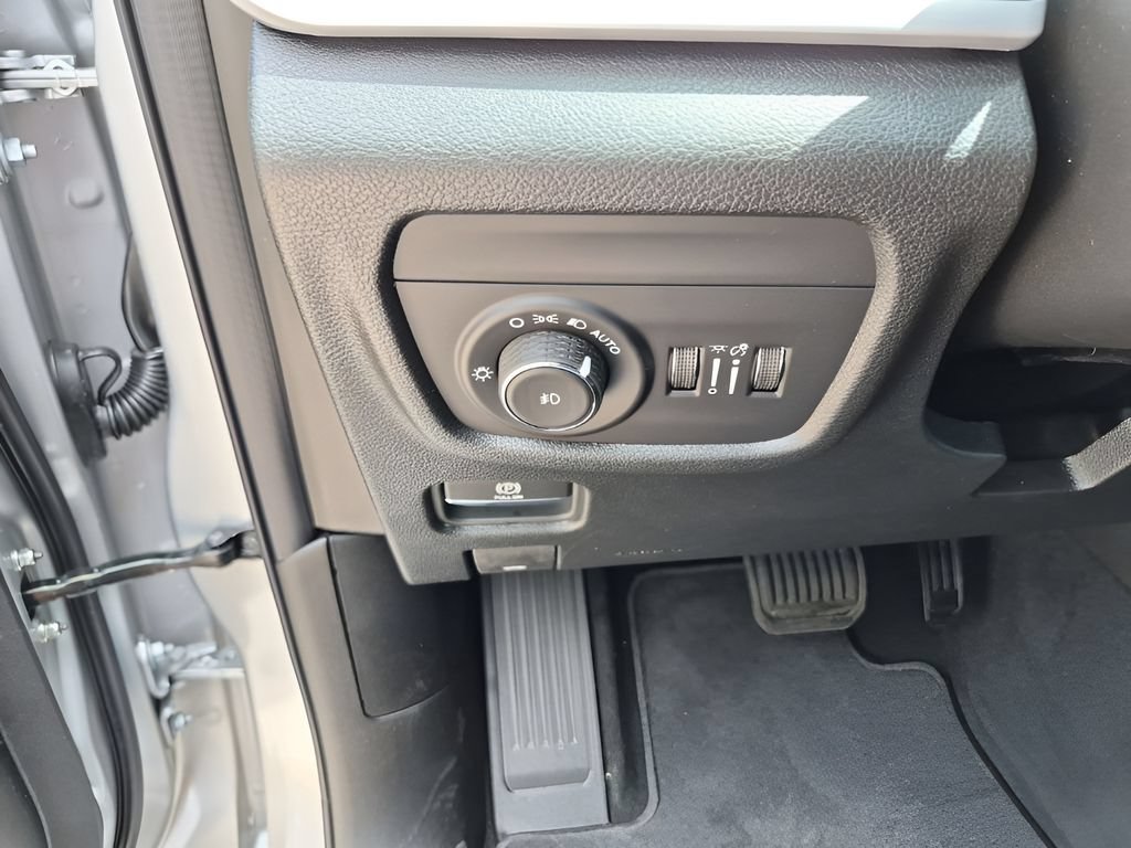 New 2026 Jeep Grand Cherokee Limited RWD image 32