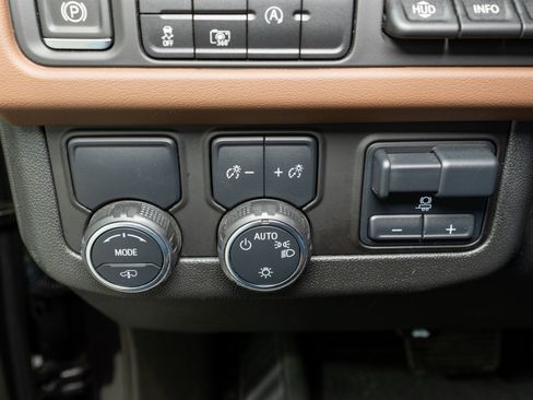 Used 2024 Chevrolet Suburban High Country image 30