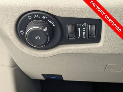 Certified 2024 Chrysler Pacifica Touring-L image 15