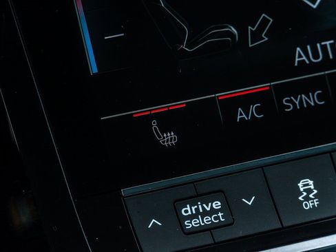 Used 2024 Audi Q8 e-tron Premium image 21