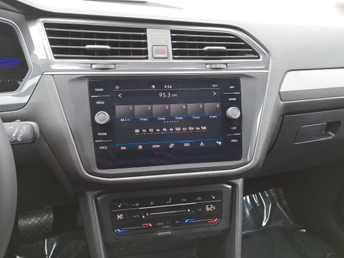 Certified 2023 Volkswagen Tiguan SE w/ Panoramic Sunroof Package image 20