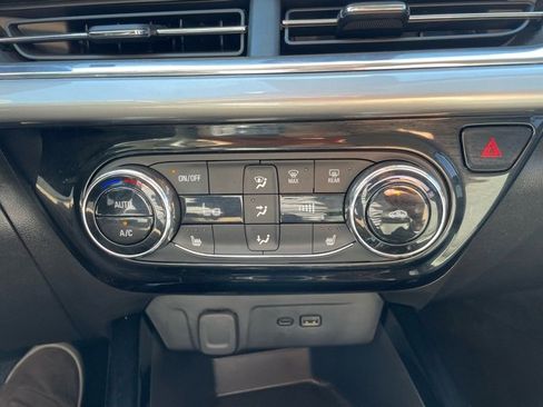 Used 2025 Chevrolet Trax LT w/ LT Convenience Package image 19