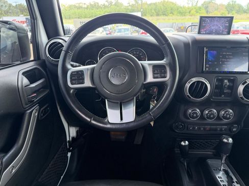 Used 2017 Jeep Wrangler Unlimited Rubicon AWD/4WD image 8