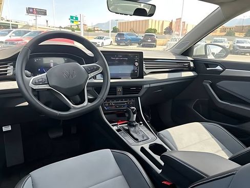 Used 2025 Volkswagen Jetta SE FWD image 17