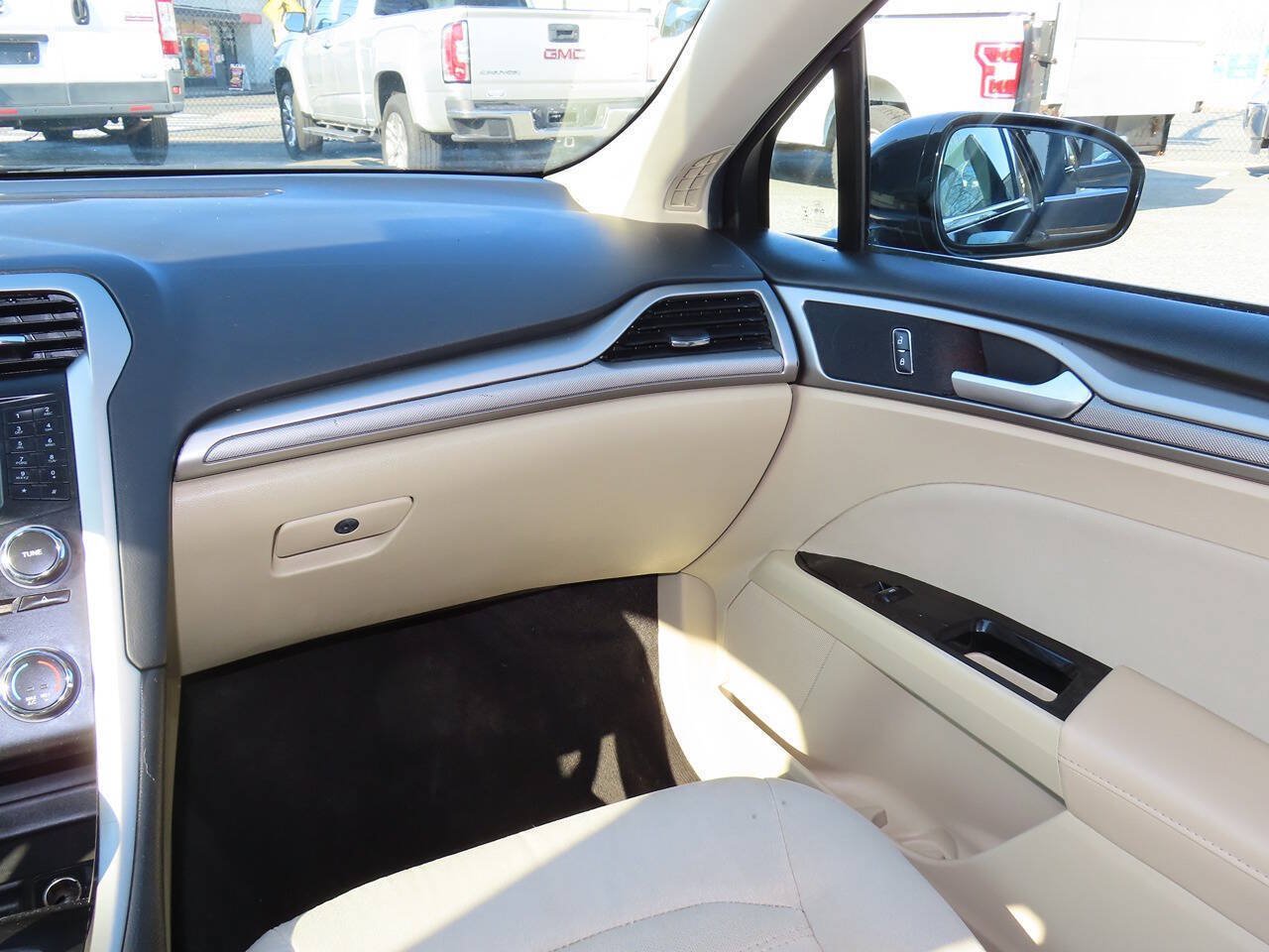 Used 2015 Ford Fusion SE FWD image 12