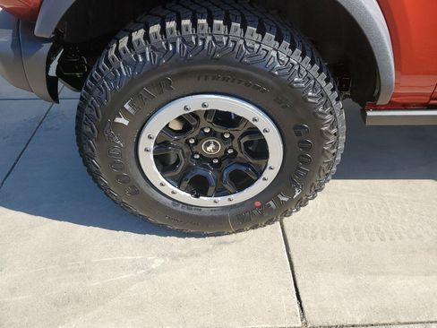 Used 2024 Ford Bronco Black Diamond w/ Sasquatch Package image 9