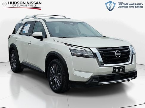 Used 2023 Nissan Pathfinder SL w/ SL Premium Package FWD image 1