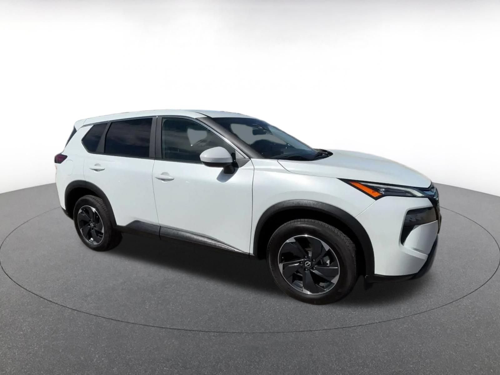Used 2025 Nissan Rogue SV AWD/4WD image 2