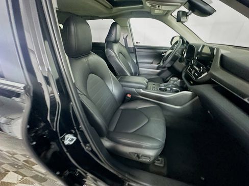 Used 2025 Toyota Highlander XLE image 34