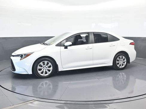 Used 2025 Toyota Corolla LE image 2