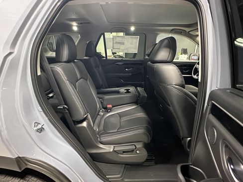 New 2025 Honda Pilot Touring image 19