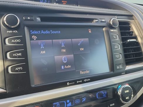 Used 2019 Toyota Highlander XLE FWD image 19