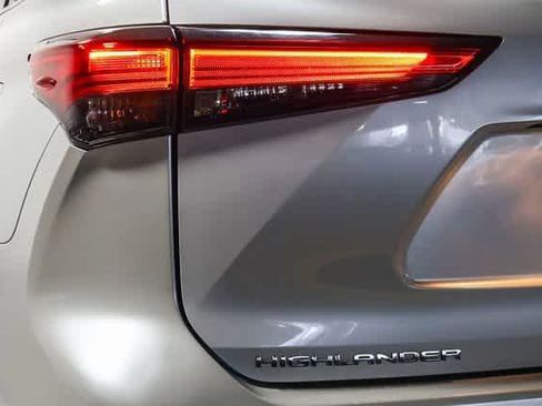 Certified 2022 Toyota Highlander XLE image 12