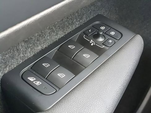 Used 2023 Volvo C40 Recharge Core image 33