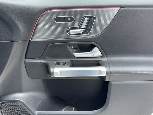 Used 2021 Mercedes-Benz GLB 250 GLB 250 NAV,CAM,PANO,HTD STS,B w/ Premium Package image 46