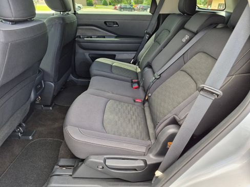 Used 2024 Nissan Pathfinder SV FWD image 29