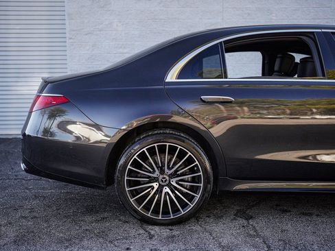 Used 2022 Mercedes-Benz S 580 4MATIC Sedan w/ AMG Line Package image 15