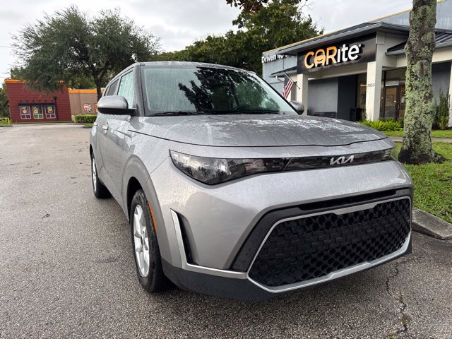 Used 2025 Kia Soul LX w/ LX Technology Package FWD image 2
