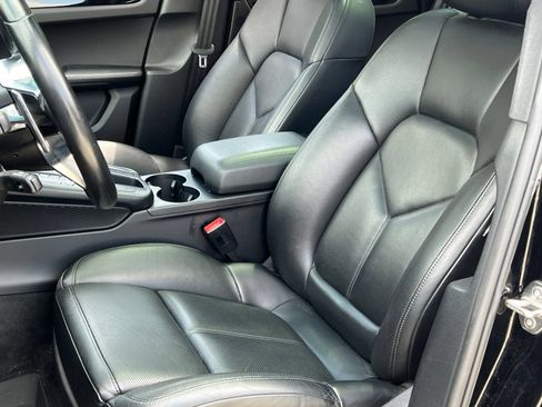 Certified 2017 Porsche Macan AWD/4WD image 5