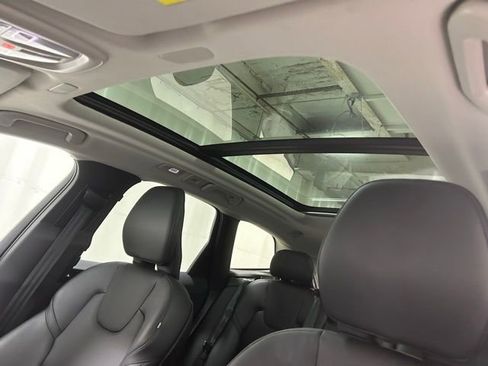 Used 2025 Volvo XC60 B5 Plus AWD/4WD image 23